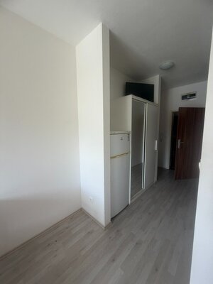 MALÁ GARSÓNKA  pre nenáročného klienta — foto 6