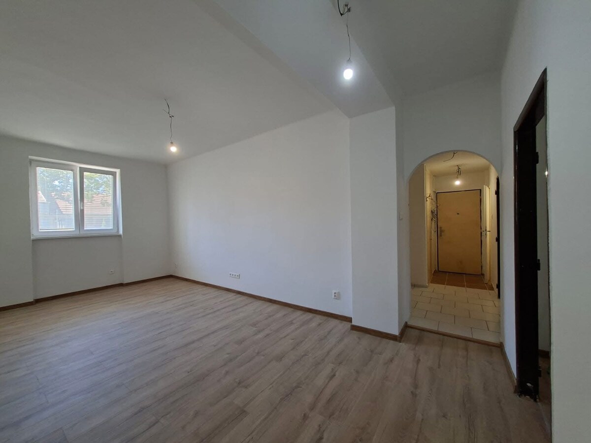 TEHLOVÝ 2 IZBOVÝ BYT PRIAMO V CENTRE — foto 2