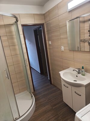 ZARIADENÁ NOVOSTAVBA PRIAMO V CENTRE s parkovaním — foto 7