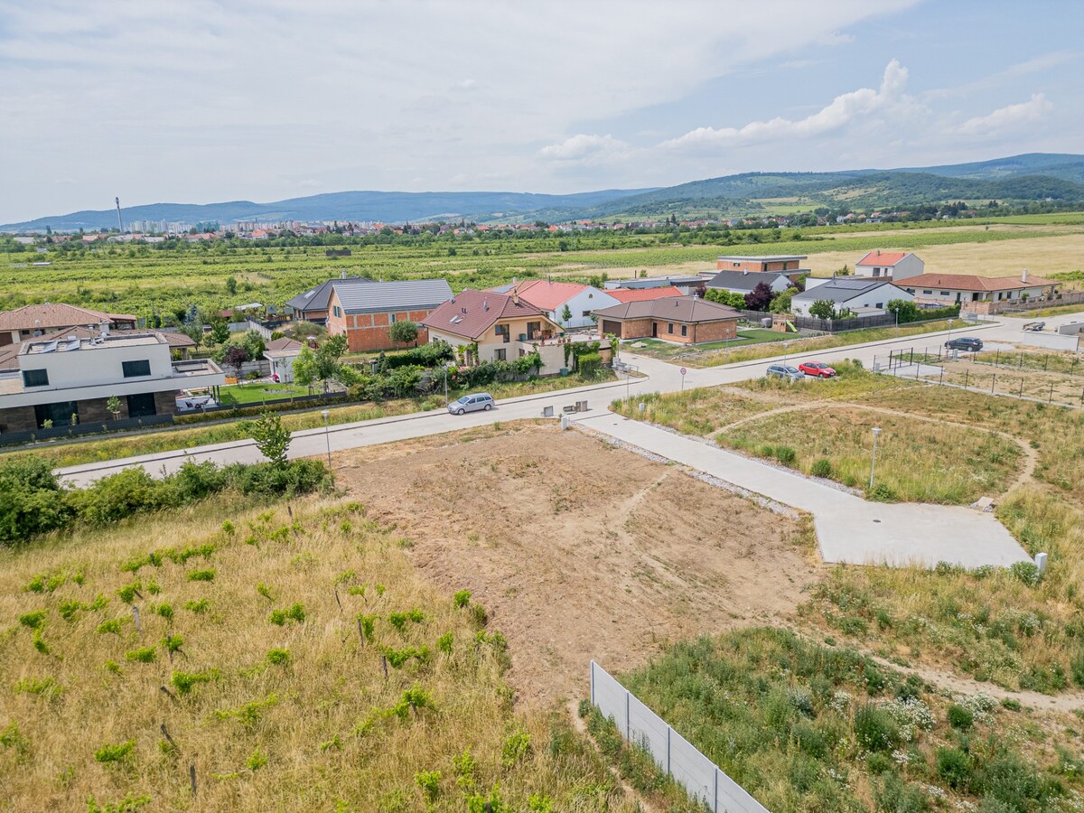 PREDAJ SP VO VINOSADOCH - 640 m2 — foto 2