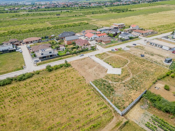 PREDAJ SP VO VINOSADOCH - 640 m2