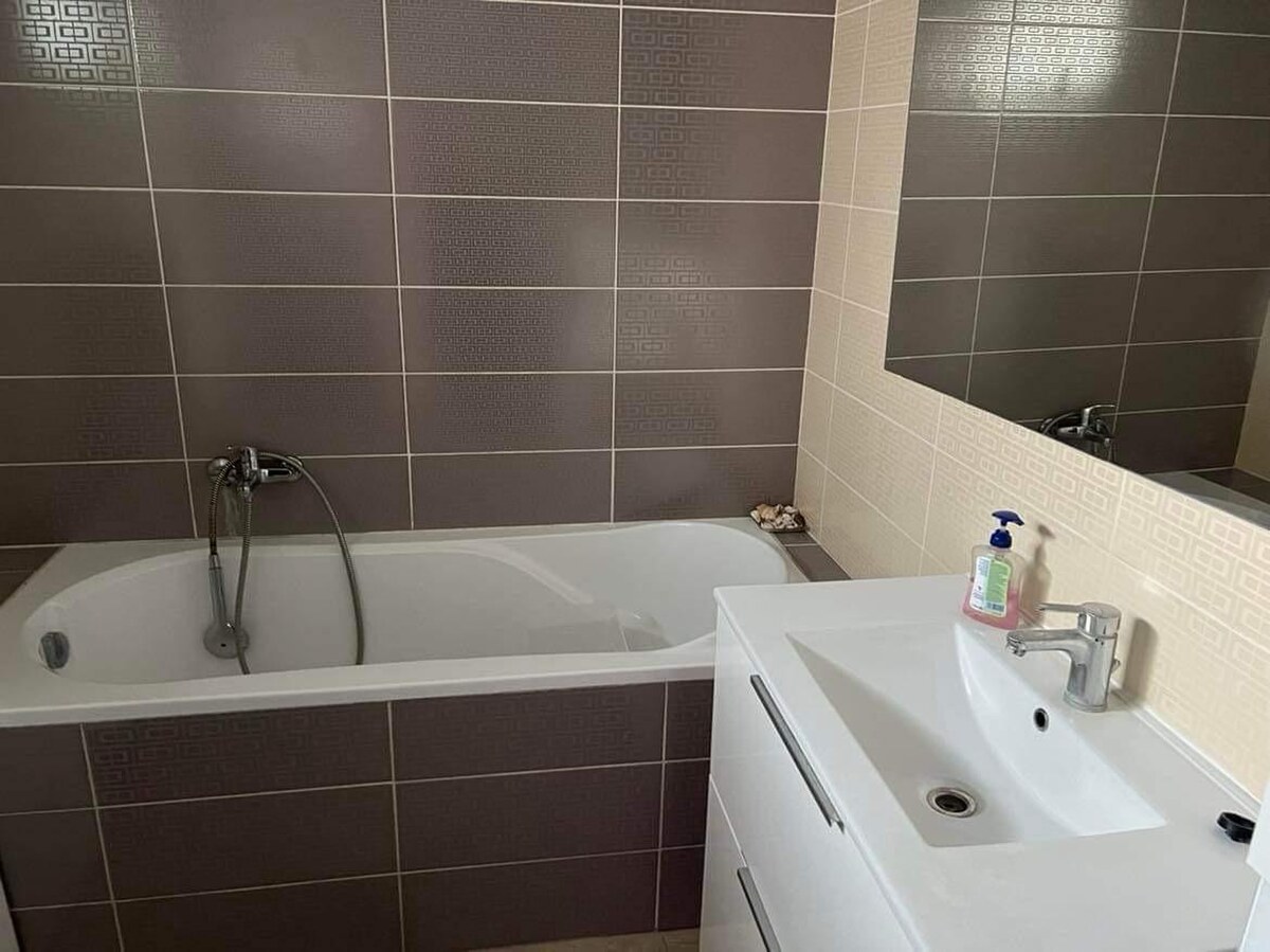 ATRAKTÍVNY RD  V CENTRE PRI RIEKE-  vhodný na podnikanie i bývanie — foto 2