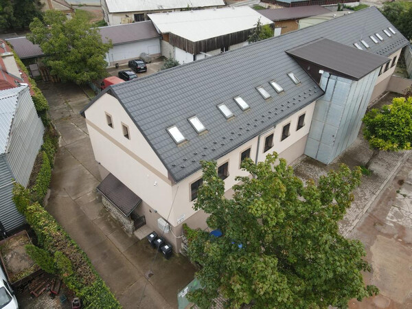 PODNIKATEĹSKÝ AREÁL S BYTOVÝMI JEDNOTKAMI v blízkosti centra