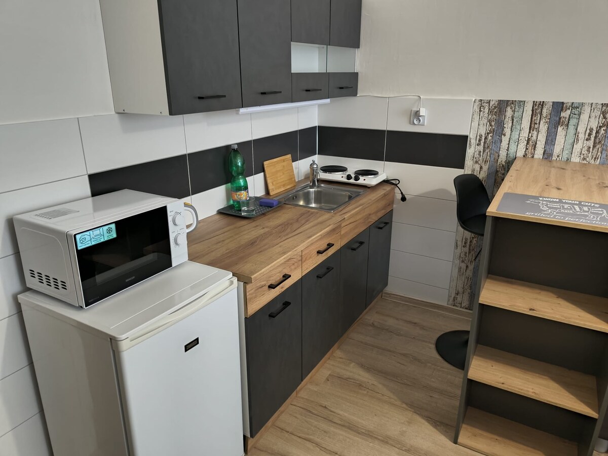 KOMPLET ZARIADENÁ GARSÓNKA PRI PLAVÁRNI — foto 3