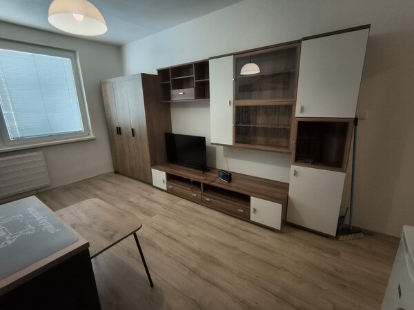 KOMPLET ZARIADENÁ GARSÓNKA PRI PLAVÁRNI