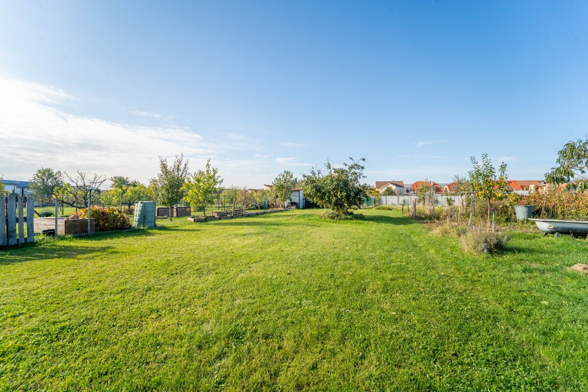 Veľký STAVEBNÝ POZEMOK v centre PEZINKA so zrekonštruovaným domom — foto 4