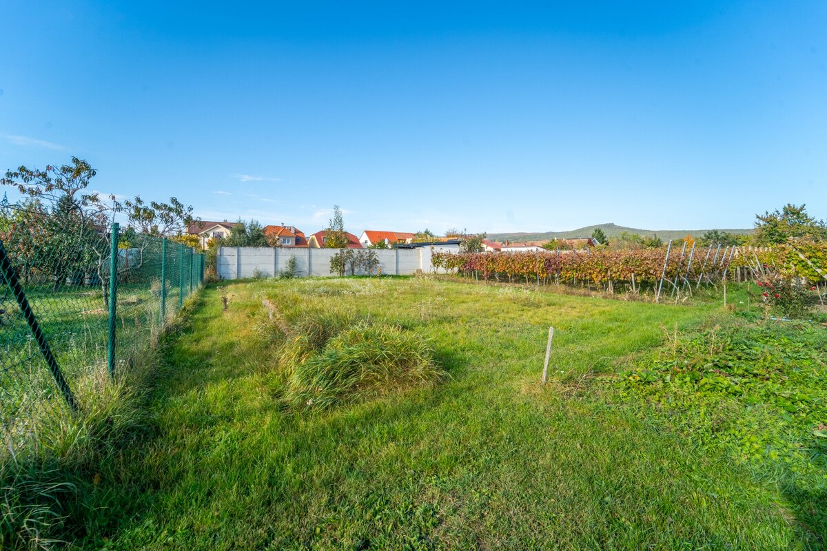Veľký STAVEBNÝ POZEMOK v centre PEZINKA so zrekonštruovaným domom — foto 5