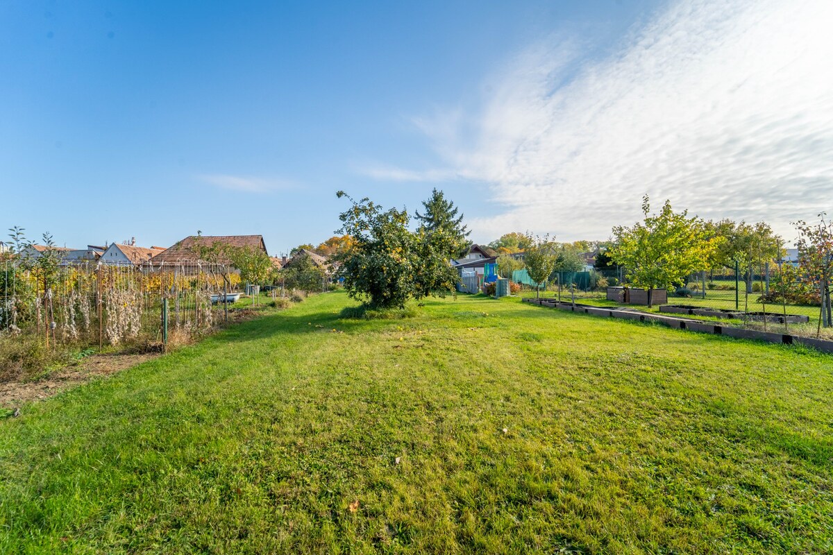 Veľký STAVEBNÝ POZEMOK v centre PEZINKA so zrekonštruovaným domom — foto 6
