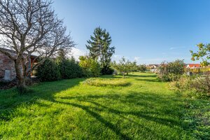 Veľký STAVEBNÝ POZEMOK v centre PEZINKA so zrekonštruovaným domom — foto 2