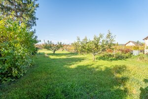 Veľký STAVEBNÝ POZEMOK v centre PEZINKA so zrekonštruovaným domom — foto 3