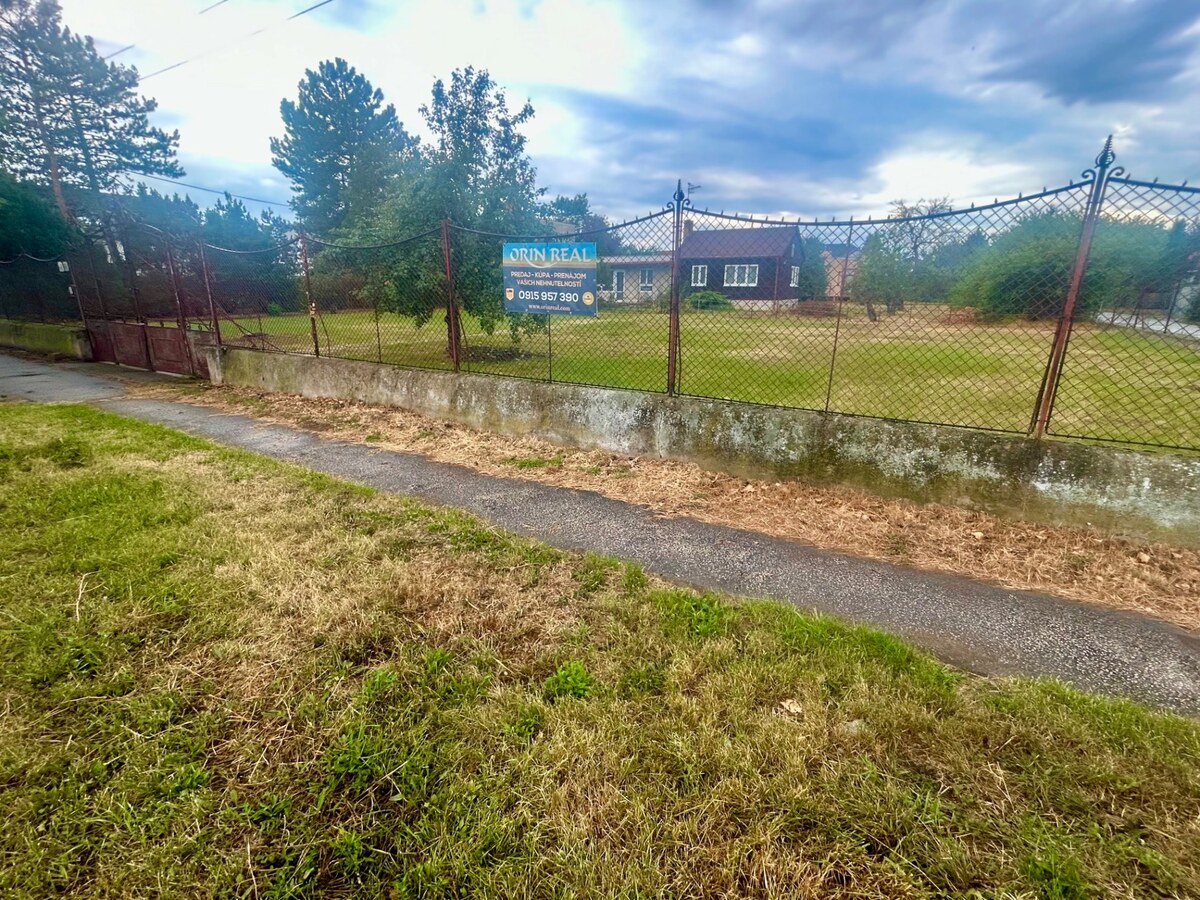 NaPredaj Exkluzívny stavebný pozemok priamo v obci v Bernolákove 848m2 — foto 2
