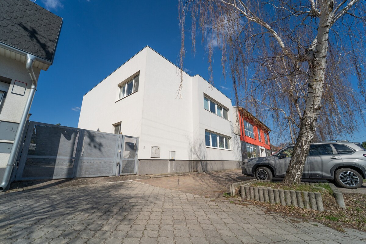 RODINNÝ DOM S BAZÉNOM A SAUNOU TAKMER V CENTRE PEZINKA — foto 16