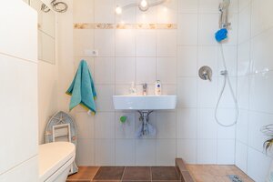 RODINNÝ DOM S BAZÉNOM A SAUNOU TAKMER V CENTRE PEZINKA — foto 14