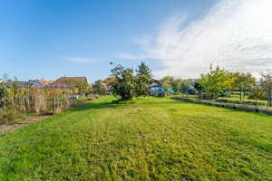 Veľký STAVEBNÝ POZEMOK v centre PEZINKA so zrekonštruovaným domom — foto 6