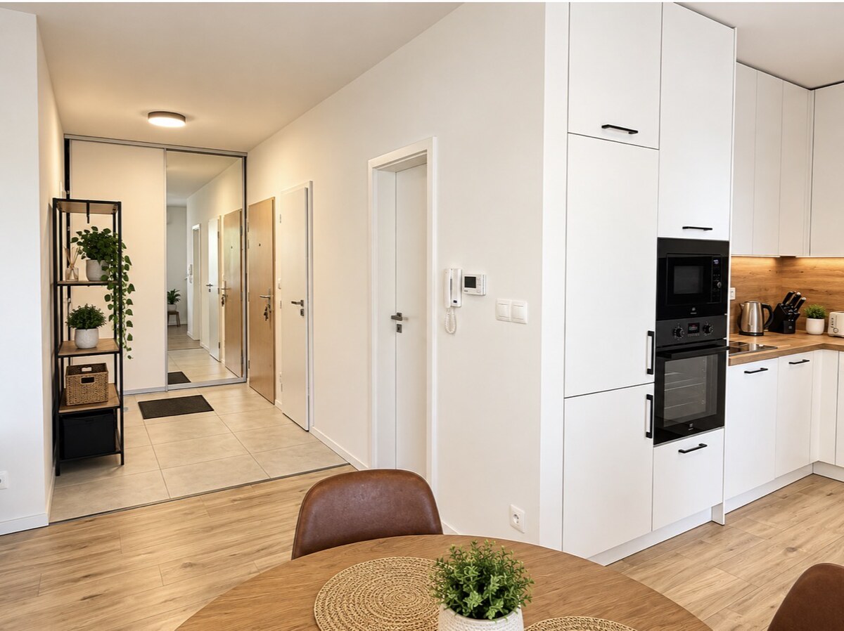 Moderný nový 2 izbový byt Dona Sandtnera s parkingom 690,- Eur