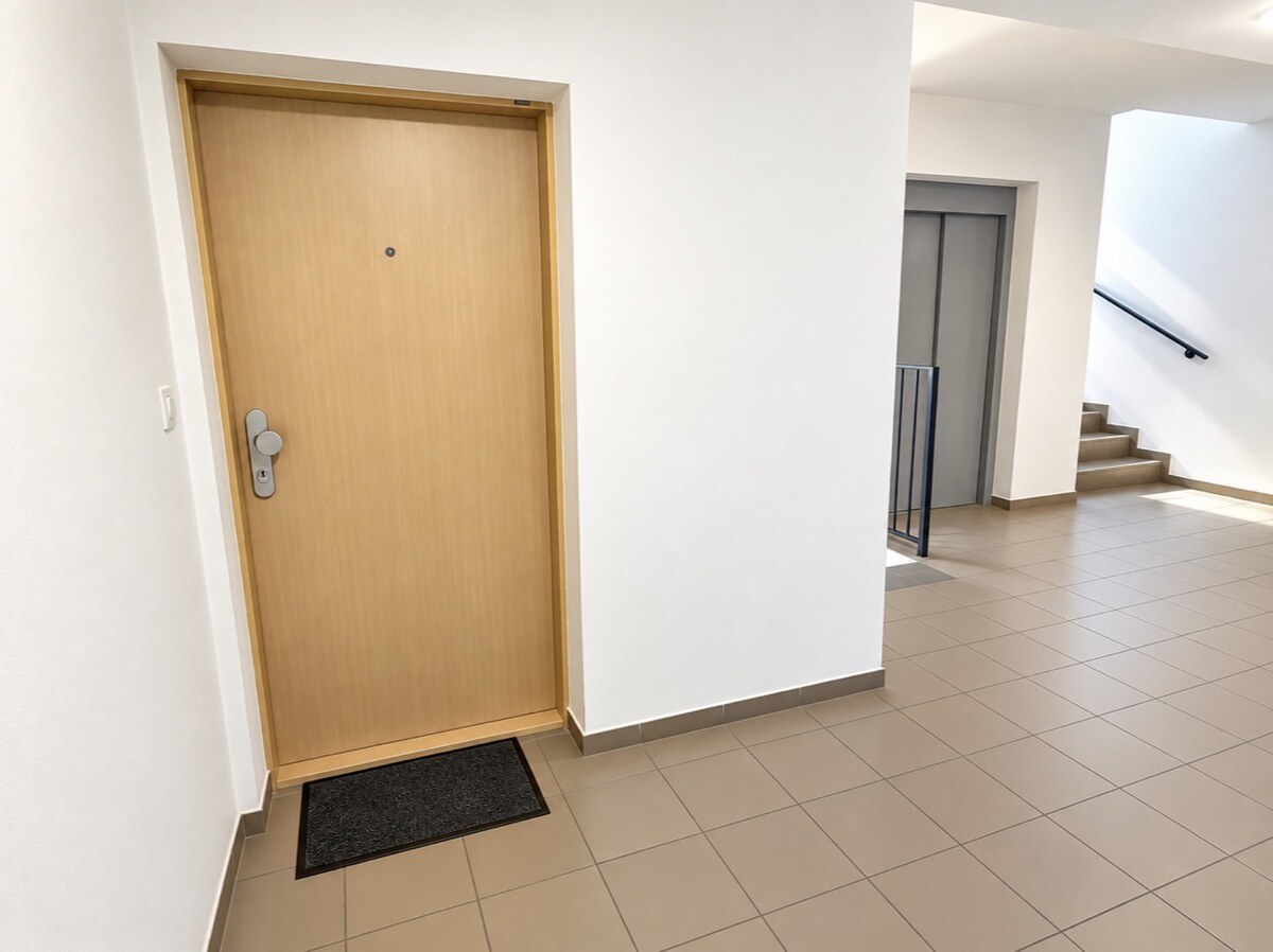Moderný nový 2 izbový byt Dona Sandtnera s parkingom 690,- Eur — foto 12