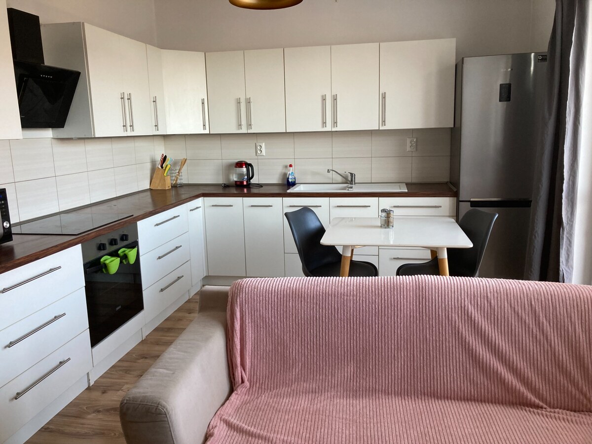 KOMPLETNE ZARIADENÝ 1-IZBOVÝ BYT S TERASOU A PARKOVANÍM | SLOVENSKÝ GR — foto 2