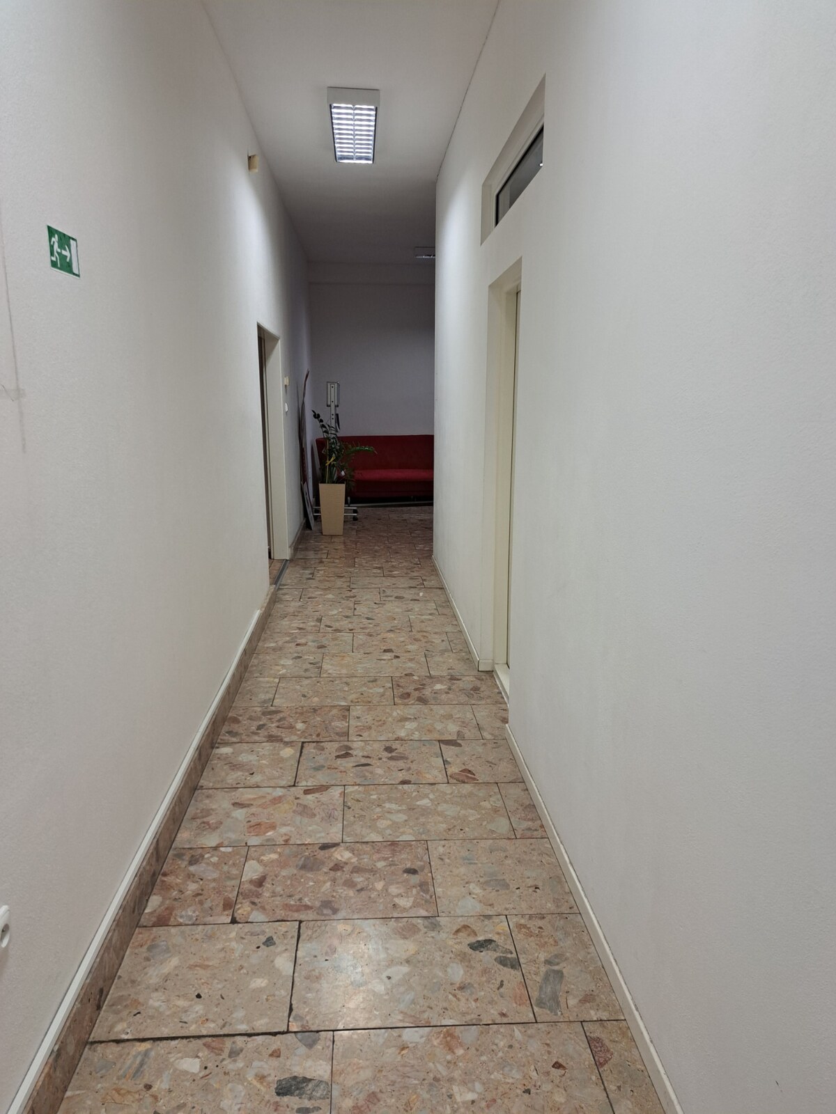 Prenajmeme kanceláriu o výmere 23,61 m2, Levická ul.,Vráble — foto 4