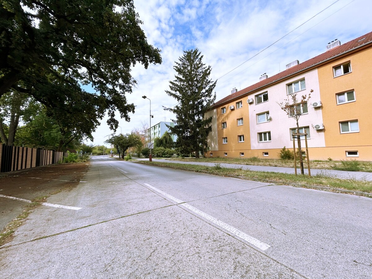 Na predaj 2-izbový prerobený byt s krbom, vaňa+sprchový Levice centrum — foto 16