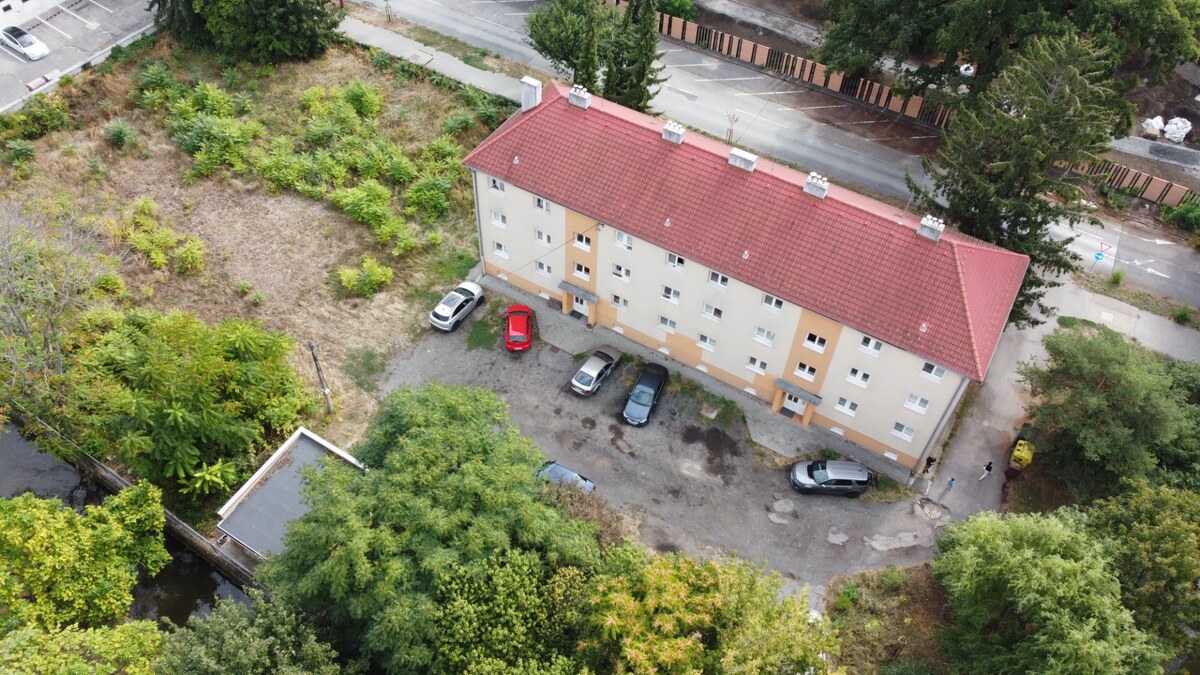 Na predaj 2-izbový prerobený byt s krbom, vaňa+sprchový Levice centrum — foto 17