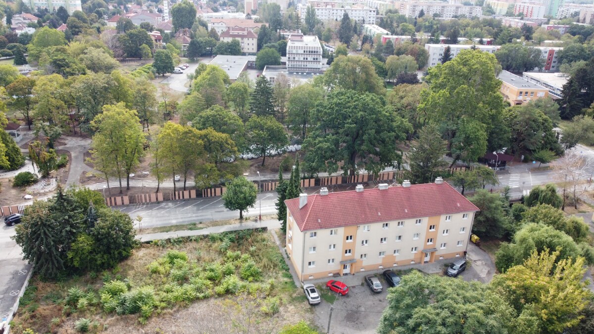 Na predaj 2-izbový prerobený byt s krbom, vaňa+sprchový Levice centrum — foto 18