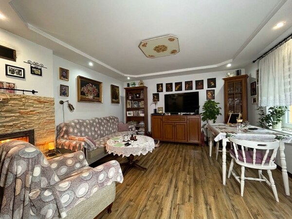 Na predaj 2-izbový prerobený byt s krbom, vaňa+sprchový Levice centrum