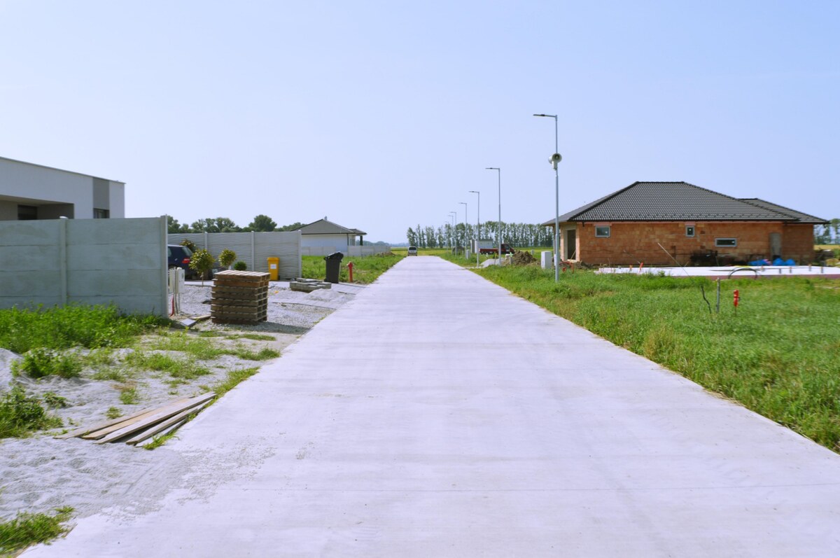 Stavebný pozemok + prípojky, 600m2 (20x30 m), Kráľov Brod (GA) — foto 3