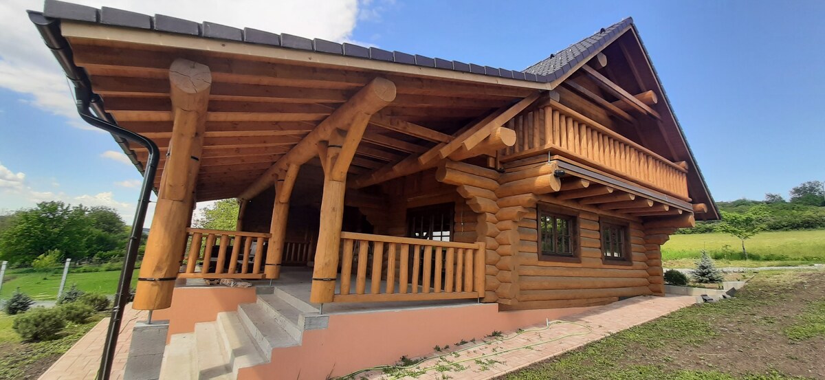 Výnimočná zrubová chata na predaj, Čechy, okr. Nové Zámky — foto 2