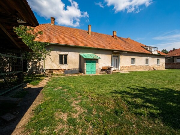 Panský dom s rozsiahlym pozemkom 6345m2 Čifáre centum (okr. NR)