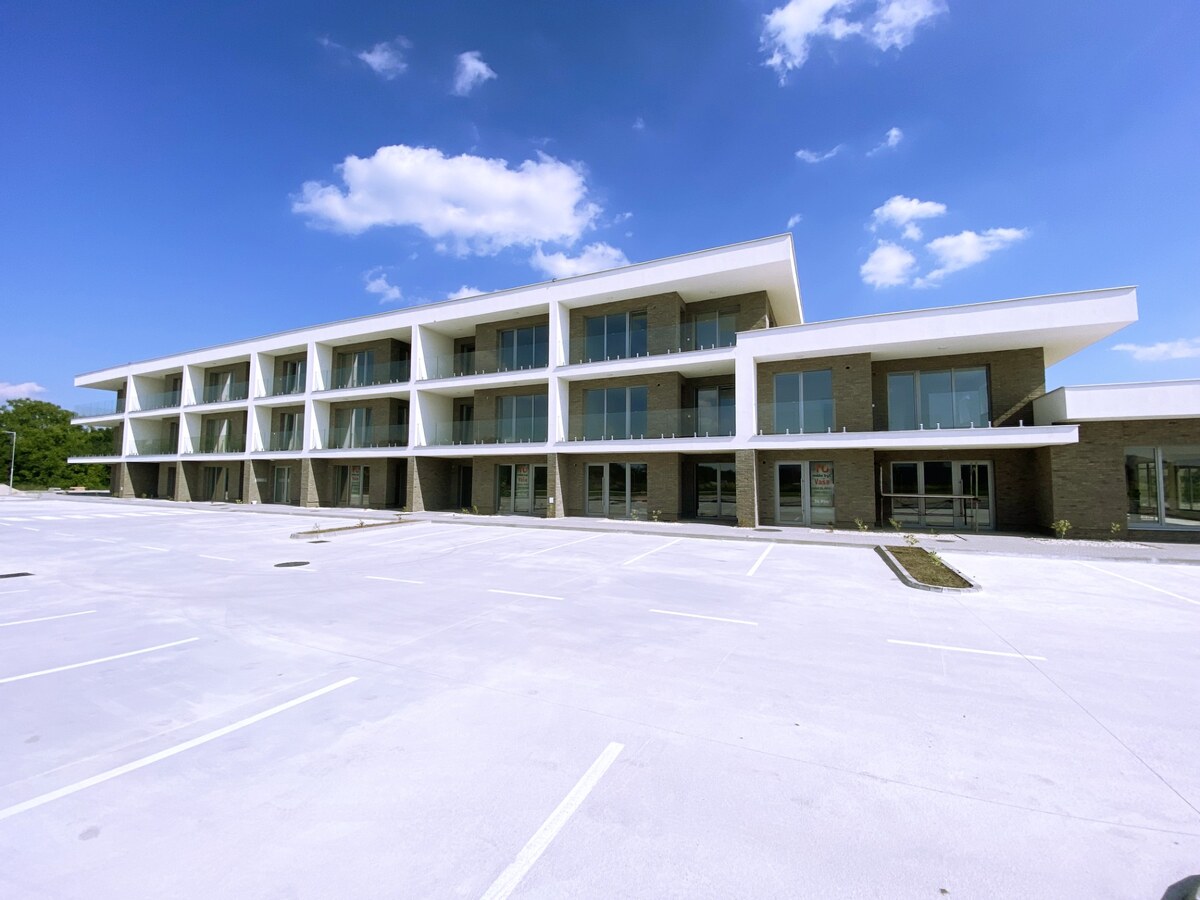 Trojizbový byt s terasou 27,46 m2 v meste Galanta + 2x parkovanie