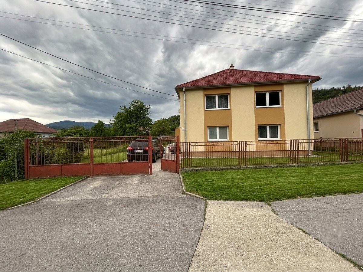 7 izbový rodinný dom s pozemkom 891 m2 v obci Brusno (22km od BB)