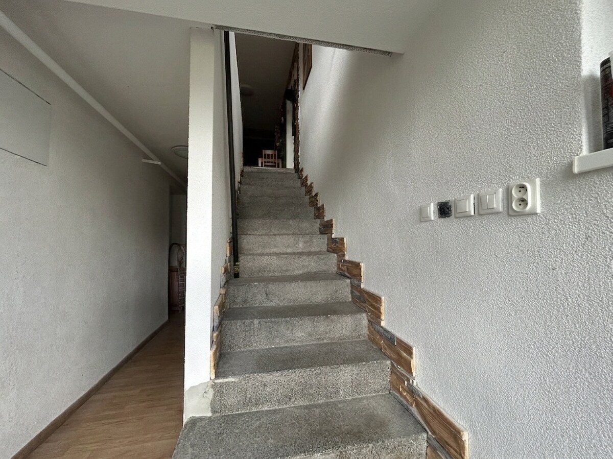 7 izbový rodinný dom s pozemkom 891 m2 v obci Brusno (22km od BB) — foto 13