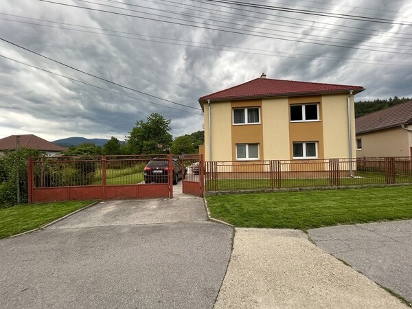 7 izbový rodinný dom s pozemkom 891 m2 v obci Brusno (22km od BB)