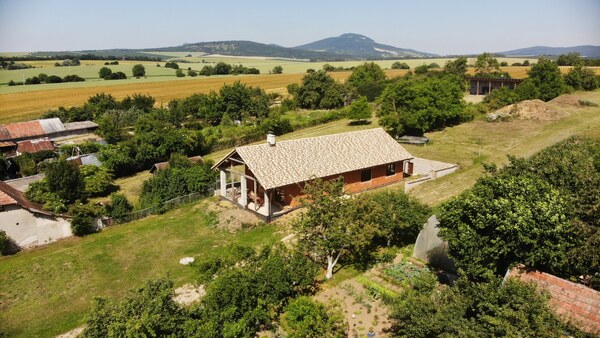 4 izbový bungalov na samote s pozemkom 3532 m2.Kolíňany Baratske majer