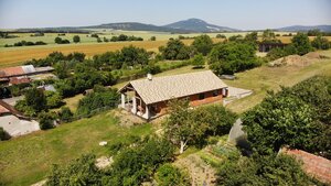 4 izbový bungalov na samote s pozemkom 3532 m2.Kolíňany Baratske majer — foto 1
