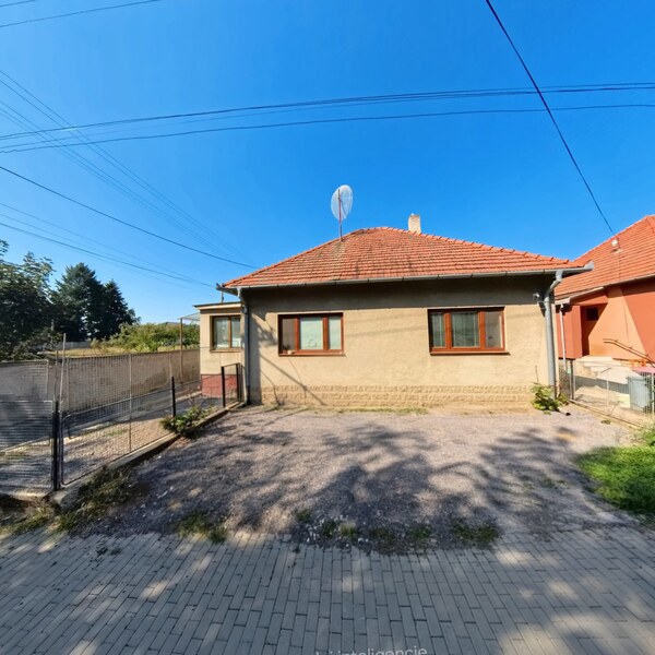 Na predaj dvojdom s pozemkom 954 m2 v Tesárských Mlyňanoch