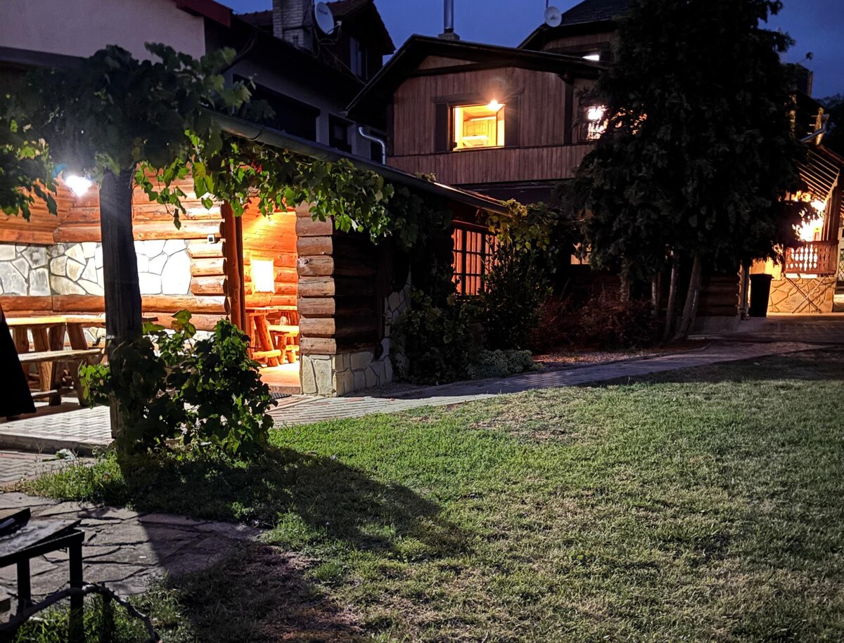 Na predaj zabehnutý Apartmánový dom v Podhájskej s parkovaním