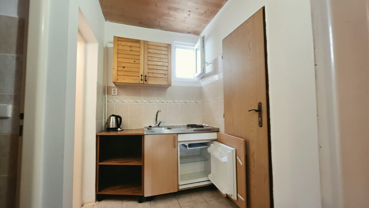 Na predaj zabehnutý Apartmánový dom v Podhájskej s parkovaním — foto 15