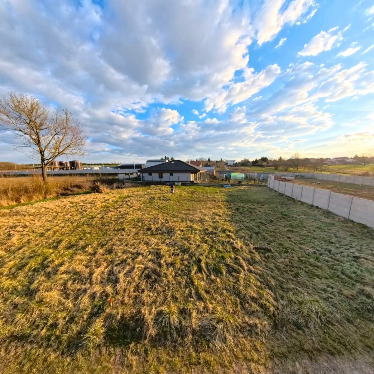 Široký, stavebný pozemok v Jelenci s dvoma prístupmi  !! — foto 3