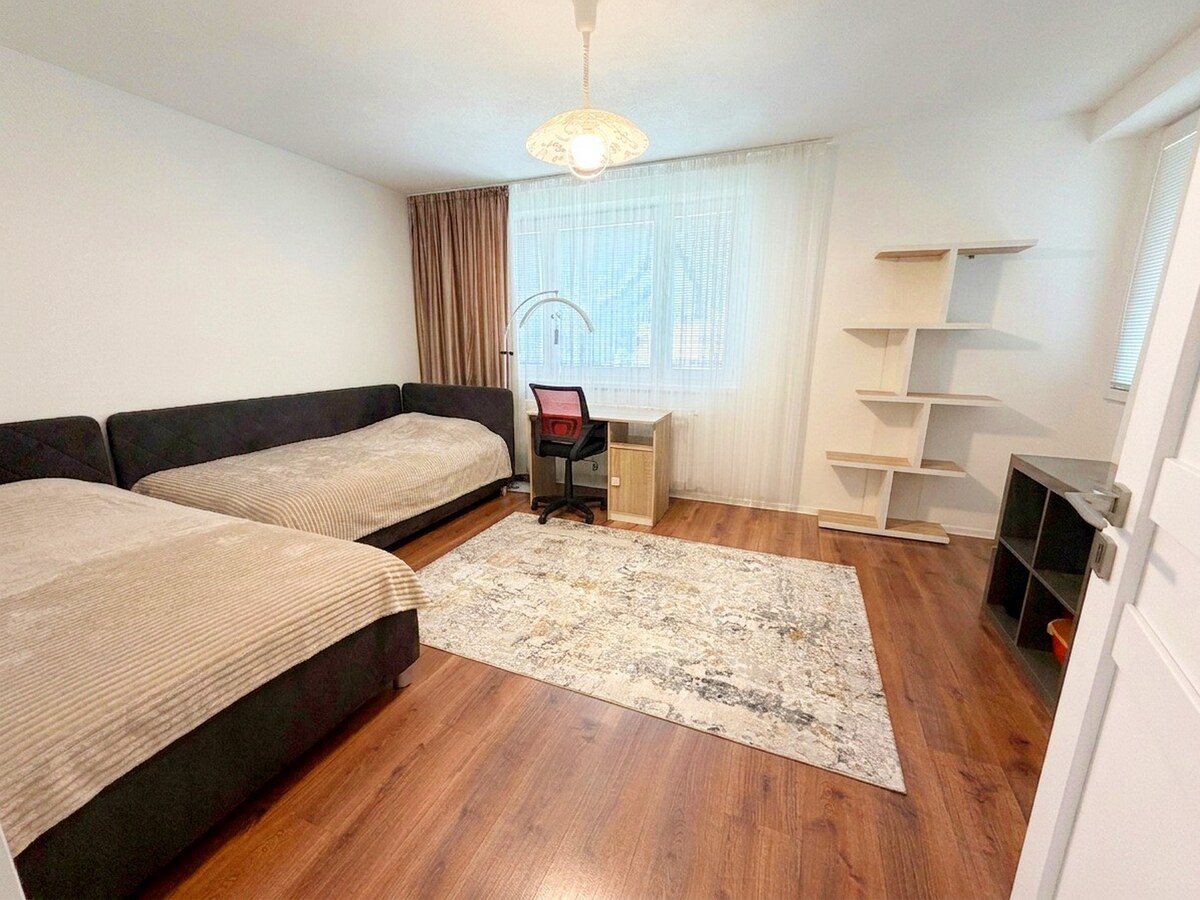 Ponúkam na predaj veľký 4i rodinný dom v tichej slepej ulici — foto 9