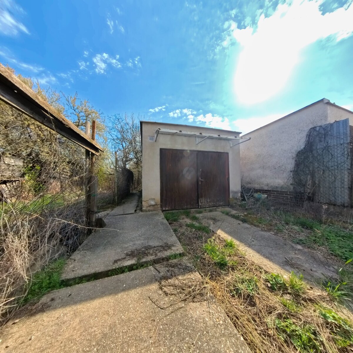 NA PREDAJ 5 izbový rodinný dom s pozemkom 1056m2  v meste Vráble. — foto 10