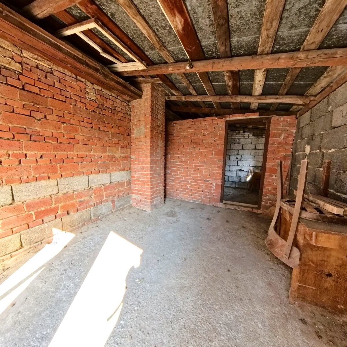 NA PREDAJ 5 izbový rodinný dom s pozemkom 1056m2  v meste Vráble. — foto 12