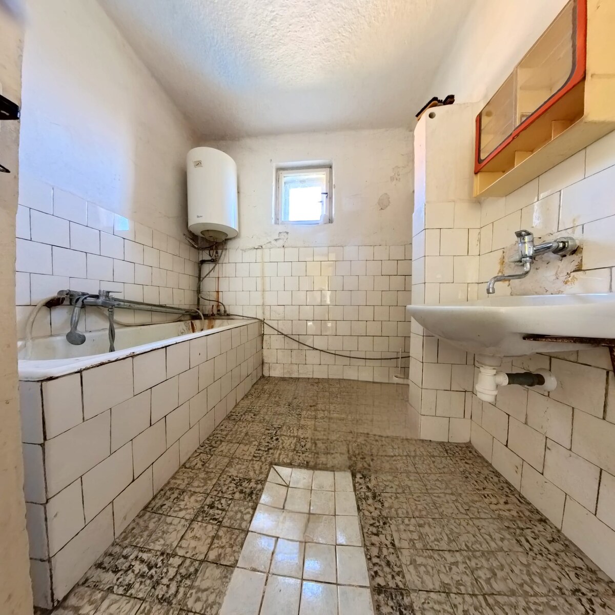 NA PREDAJ 5 izbový rodinný dom s pozemkom 1056m2  v meste Vráble. — foto 15