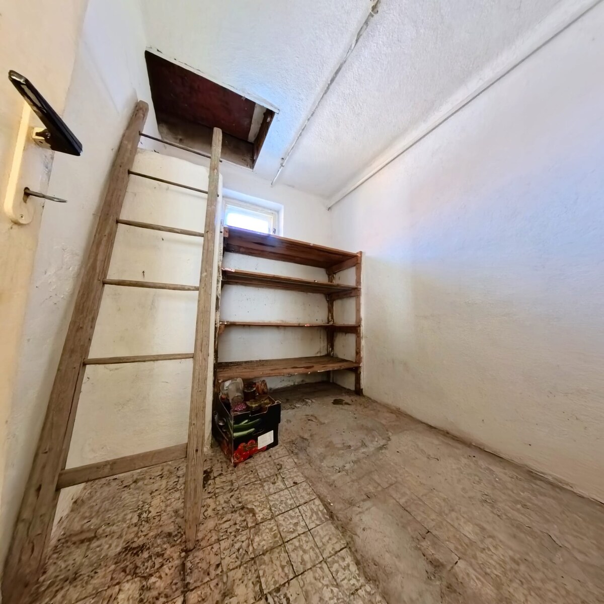 NA PREDAJ 5 izbový rodinný dom s pozemkom 1056m2  v meste Vráble. — foto 16