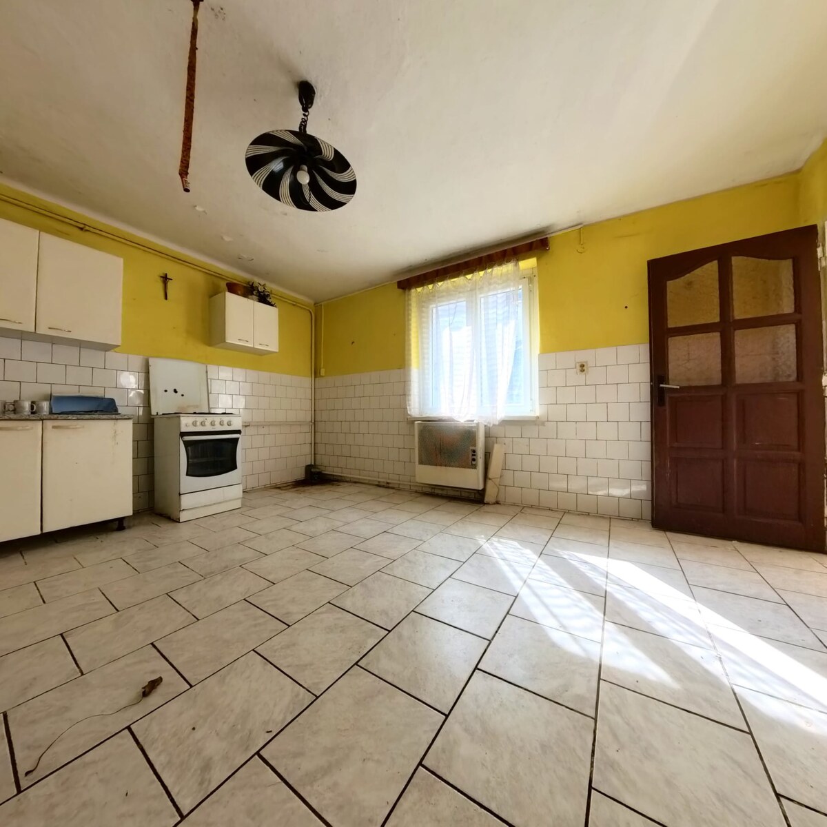 NA PREDAJ 5 izbový rodinný dom s pozemkom 1056m2  v meste Vráble. — foto 4