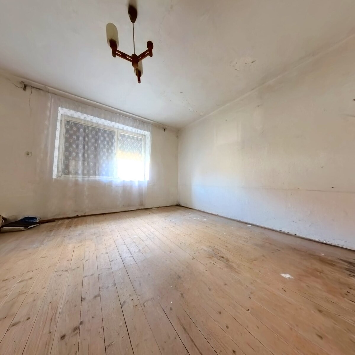 NA PREDAJ 5 izbový rodinný dom s pozemkom 1056m2  v meste Vráble. — foto 5
