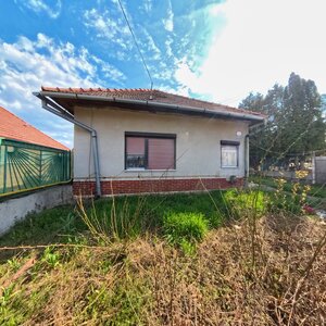 NA PREDAJ 5 izbový rodinný dom s pozemkom 1056m2  v meste Vráble. — foto 1