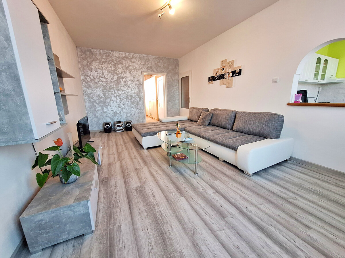 EXKLUZÍVNE Ponúkam na predaj prerobený 3 izbový byt, Vráble, Lúky