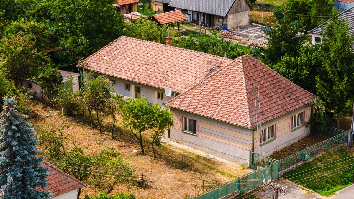 Stavebný pozemok 2800 m² s rodinným domom a všetkými IS – Kapince