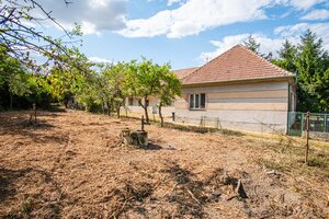 Stavebný pozemok 2800 m² s rodinným domom a všetkými IS – Kapince — foto 3